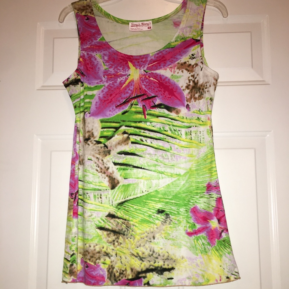 BEAUTIFUL FLORAL TANK TOP YOU WILL LOVE.  CUTE AND COMFORTABLE. SIZE MEDIUM.